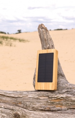 Logotrade Geschäftsgeschenke das Foto: Sunwick 10.000mah Bambus Solar Powerbank