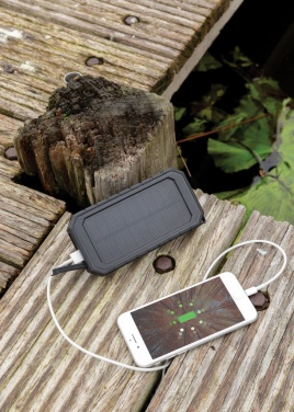 Logotrade Logogeschenke das Foto: 10.000 mAh Solar-Powerbank mit 10W Wireless aus RCS Plastik