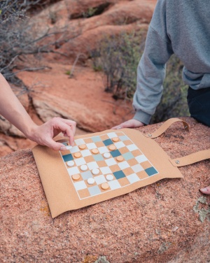 : Britton faltbares Backgammon und Damespiel Set aus Kork