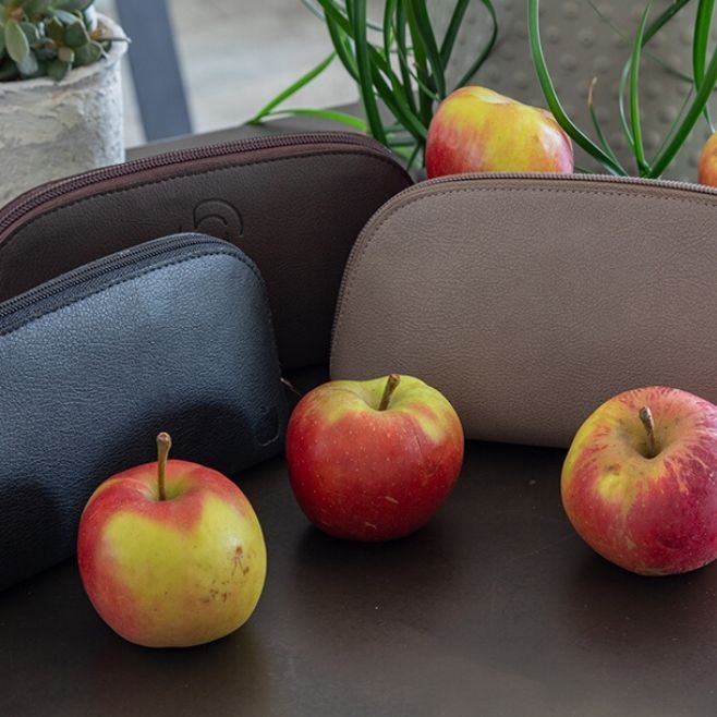 Logotrade corporate gift picture of: Apple Leather Toiletry Bag