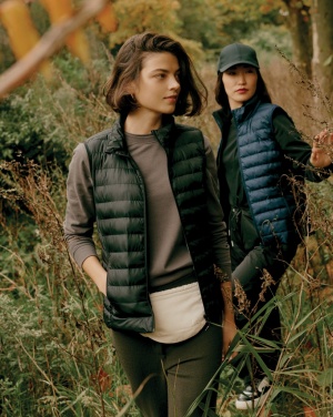 Logo trade reklaamkingitused foto: Iqoniq Meru naiste taaskasutatud polüestrist vest