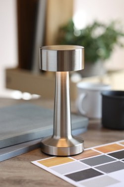 Logo trade reklaamkingituse pilt: HIERLUZ laetav rauast laualamp