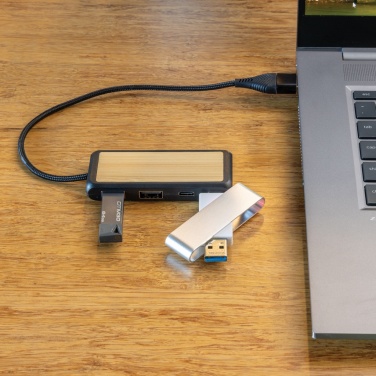 : Susieti RCS perdirbto plastiko ir bambuko dviejų įvesties USB šakotuvą