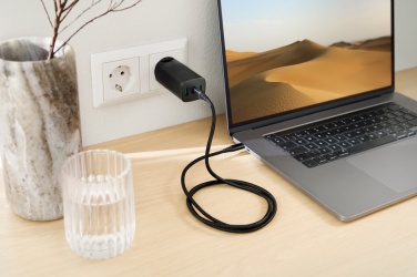 Logotrade ziemassvētku dāvanas foto: Philips 65 W īpaši ātrs PD 3 portu USB sienas lādētājs