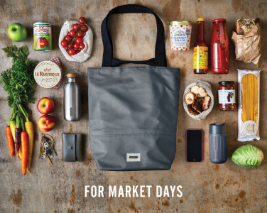 Лого трейд бизнес-подарки фото: Черная термосумка-тоут/холодильник Blum 16 л