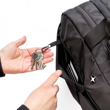 Logotrade reklamprodukter bild: Swiss Peak RFID duffel med resväskeöppning