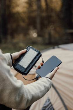 Logotrade profilprodukter bild: Nordic Drift Titan 10.000 mAh solcells-powerbank med 3 panel