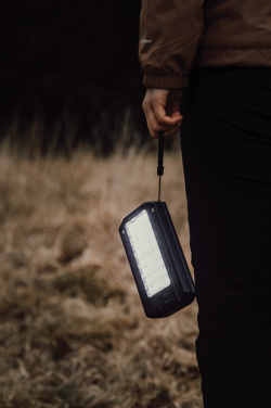 Logotrade kampanjprodukter bild: Nordic Drift Titan 10.000 mAh solcells-powerbank med 3 panel